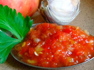 Rauw adzhika-recept met mierikswortel