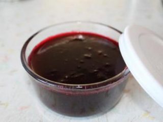 Salsa tkemali de grosellas rojas y negras