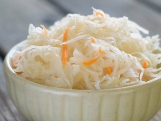 Cavolo sottaceto con aglio, olio e carote