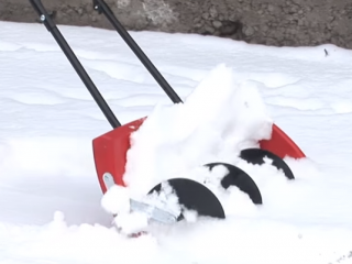 Hoe een sneeuwschop op wielen te kiezen