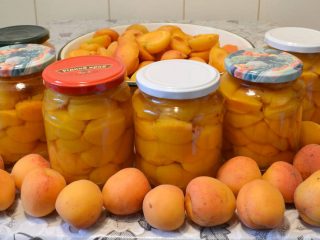 Rețete de caise în suc propriu