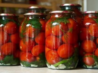 Tomate com cenoura no topo