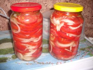 Tinadtad na mga kamatis na may mantikilya para sa taglamig