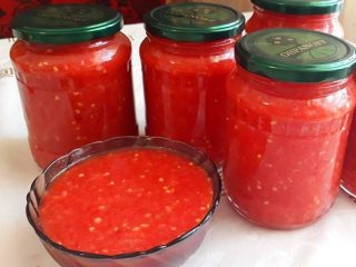 Banayad na panimpla mula sa mga kamatis at peppers: 17 mga recipe