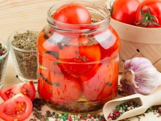 Naka-kahong kamatis sa apple juice nang walang isterilisasyon