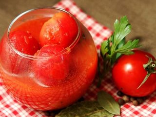 Cherry Tomates sa kanilang sariling katas