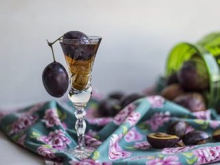 Blomme likør derhjemme