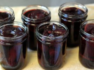 Hele ingelegde bieten voor de winter