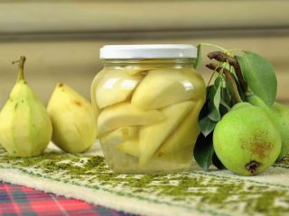 Pere sott'aceto in barattoli per l'inverno
