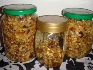 Med, orašasti plodovi, suhe marelice, grožđice, limun: recepti za vitaminske smjese
