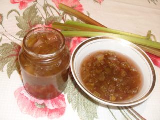 Rhubarb jam, masarap na mga recipe para sa taglamig na niligis na patatas at jelly