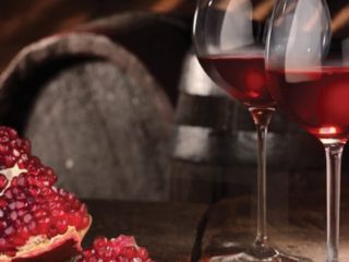 Vino de granada: qué es útil, cómo cocinar, qué comer.