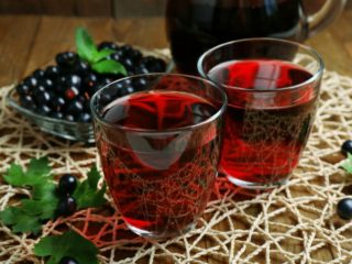 Aardbeien- en bessencompote (zwart, rood): recepten voor de winter en voor elke dag