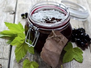 Džem od crnog ribiza u mlinu za meso