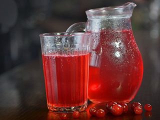 Bevroren zwarte (rode) bessencompote: recepten met foto's, voordelen