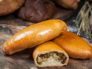 Ripieno di funghi al miele per crostate: con patate, uova, funghi surgelati, sottaceto