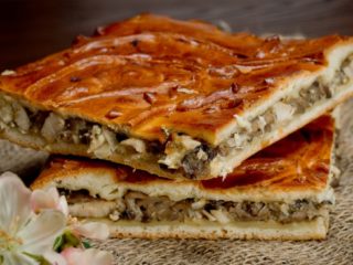 Torta con funghi al forno di pasta sfoglia e lievito