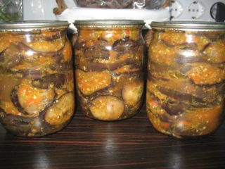Insalata di melanzane con coriandolo per l'inverno