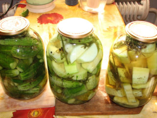 Cetrioli sottaceto, zucchine e peperoni per l'inverno: ricette per cucinare verdure assortite