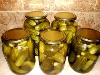 Cetrioli malvagi e croccanti con vodka: ricette di salatura e decapaggio