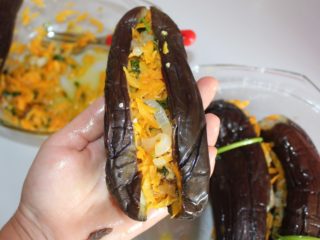 Pindutin ang mga eggplants na may karot, bawang, halaman para sa taglamig: ang pinakamahusay na mga recipe