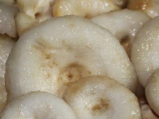 Malamig at mainit na asing-gamot ng mga kabute ng gatas sa isang bariles