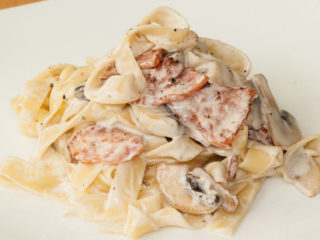 Fettuccine na may mga porcini na kabute: sa isang mag-atas na sarsa, na may bacon, manok