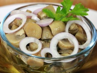 Paano mabilis at masarap mag-atsara ng mga kabute sa bahay: mga recipe na may mga larawan na may mga sibuyas, bawang