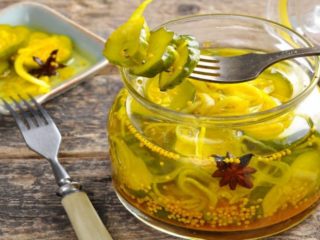 Cucumber salad na may turmeric para sa taglamig: mga resipe ng canning