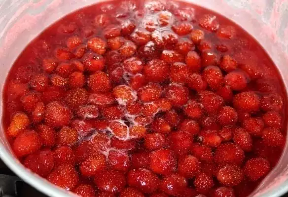 Strawberry jam para sa taglamig: mga recipe