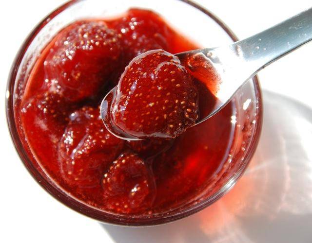 Recette française de confiture de baies entières aux fraises